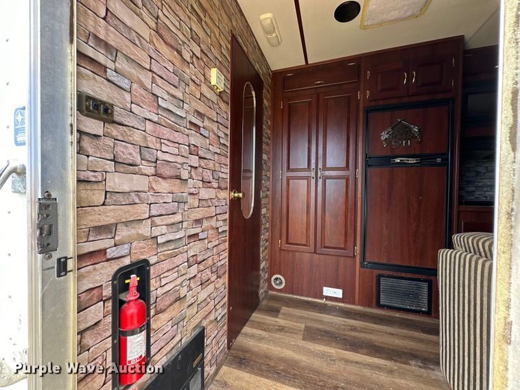 image for item EJ8862 2003 Featherlite  8587 horse trailer