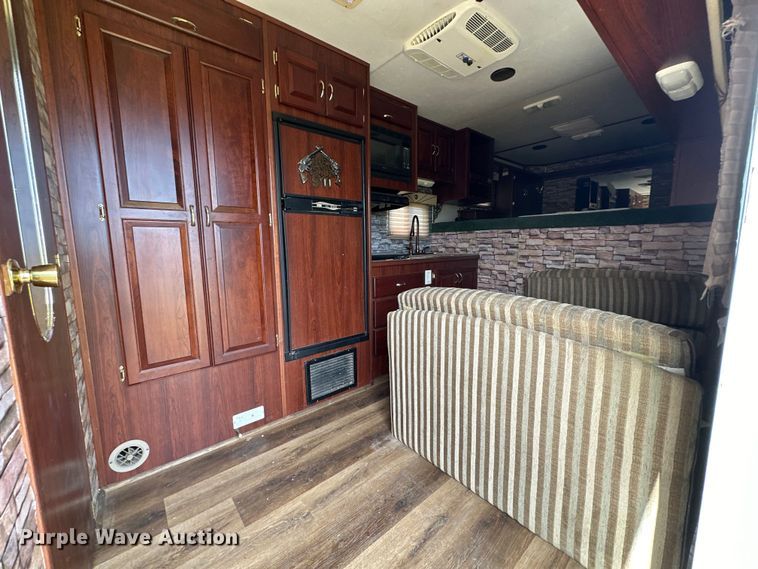 image for item EJ8862 2003 Featherlite  8587 horse trailer