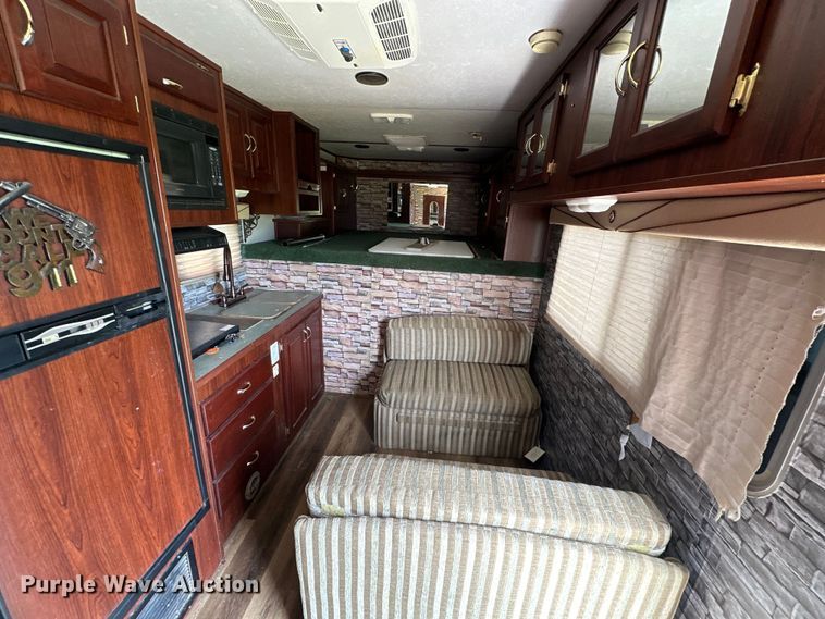 image for item EJ8862 2003 Featherlite  8587 horse trailer