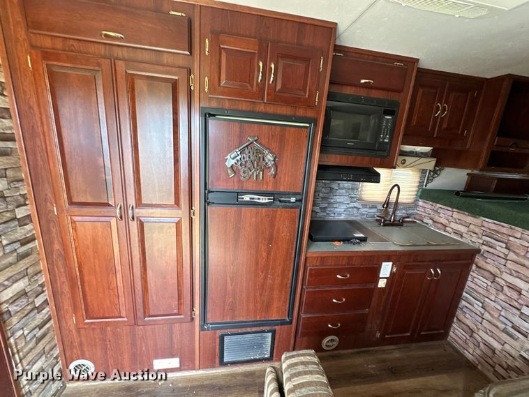 image for item EJ8862 2003 Featherlite  8587 horse trailer