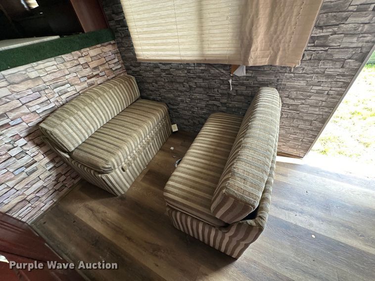 image for item EJ8862 2003 Featherlite  8587 horse trailer