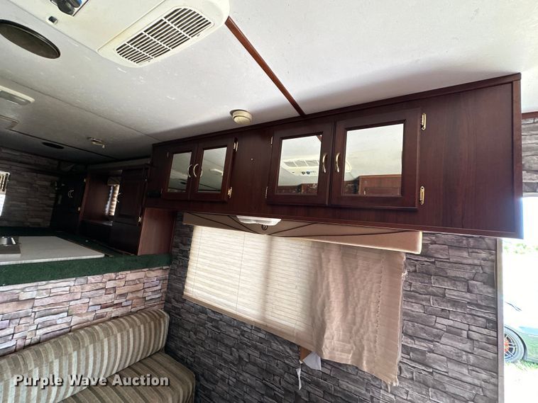 image for item EJ8862 2003 Featherlite  8587 horse trailer