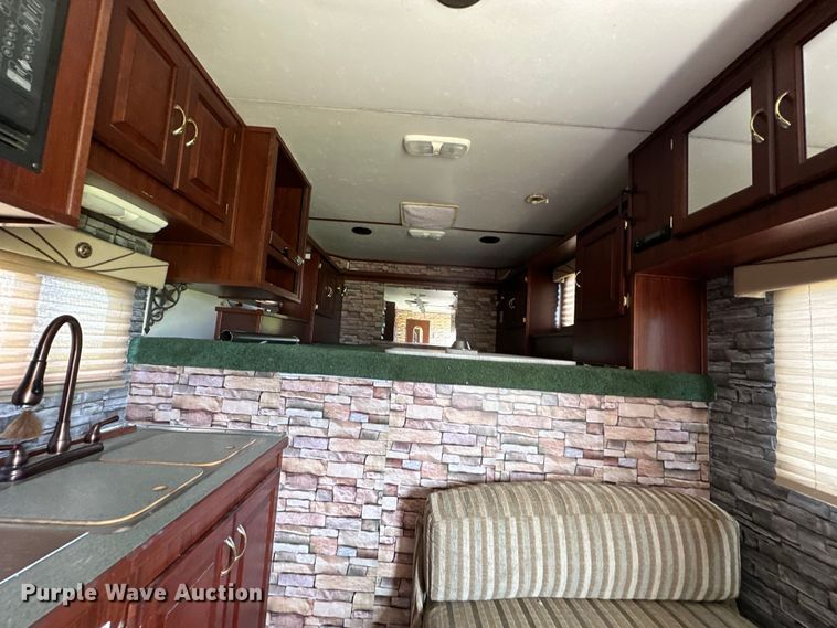 image for item EJ8862 2003 Featherlite  8587 horse trailer