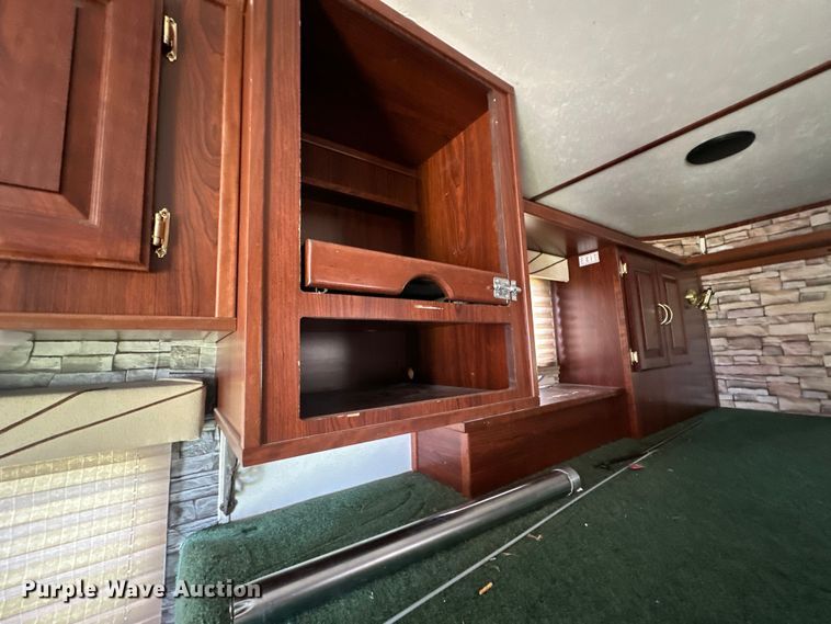 image for item EJ8862 2003 Featherlite  8587 horse trailer