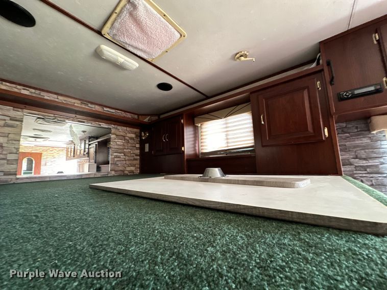 image for item EJ8862 2003 Featherlite  8587 horse trailer