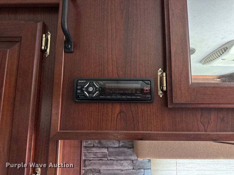 image for item EJ8862 2003 Featherlite  8587 horse trailer