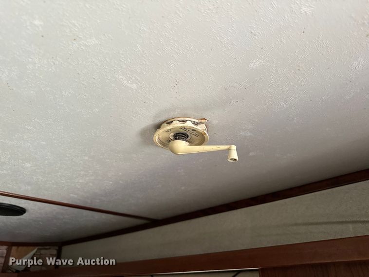 image for item EJ8862 2003 Featherlite  8587 horse trailer