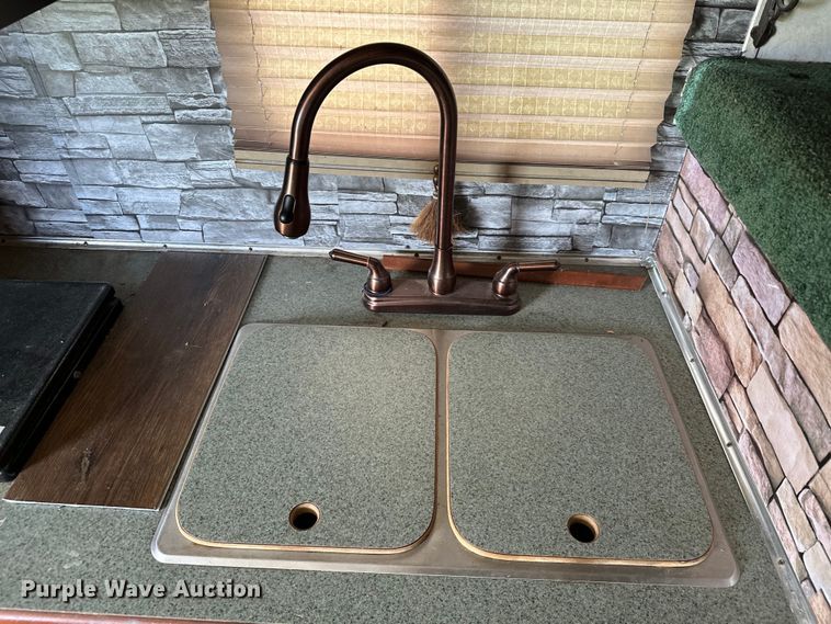 image for item EJ8862 2003 Featherlite  8587 horse trailer