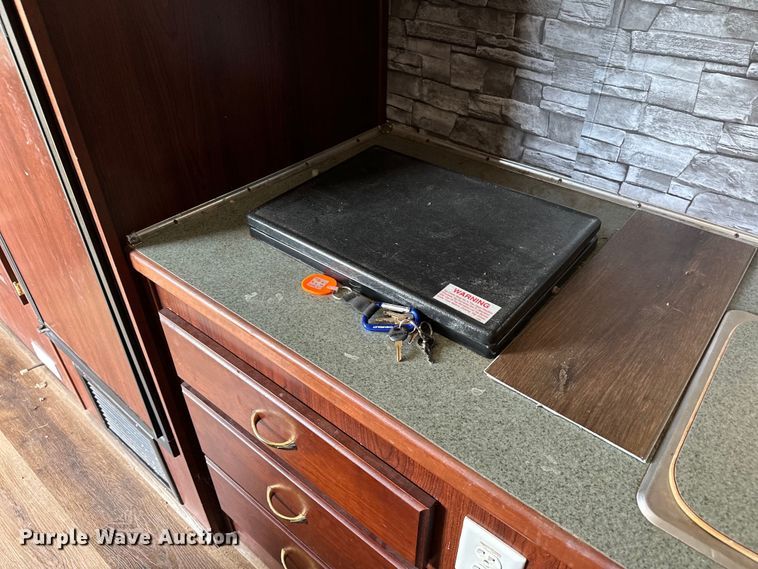 image for item EJ8862 2003 Featherlite  8587 horse trailer