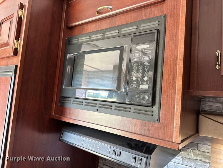 image for item EJ8862 2003 Featherlite  8587 horse trailer