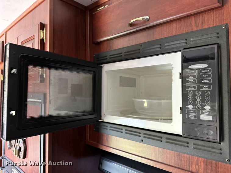 image for item EJ8862 2003 Featherlite  8587 horse trailer