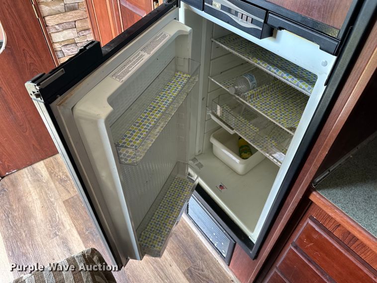 image for item EJ8862 2003 Featherlite  8587 horse trailer