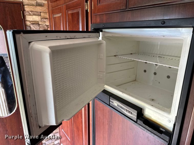 image for item EJ8862 2003 Featherlite  8587 horse trailer