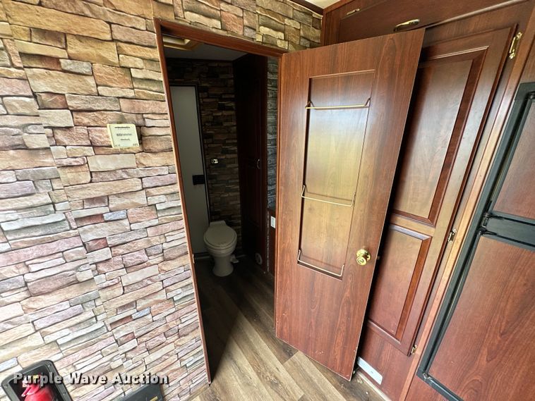 image for item EJ8862 2003 Featherlite  8587 horse trailer