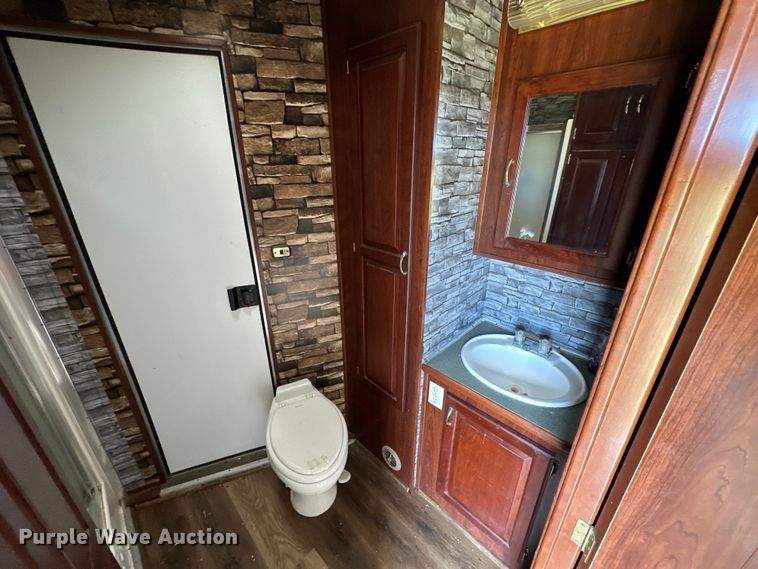 image for item EJ8862 2003 Featherlite  8587 horse trailer