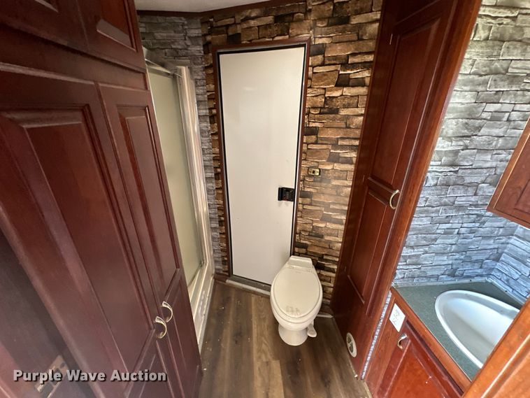 image for item EJ8862 2003 Featherlite  8587 horse trailer