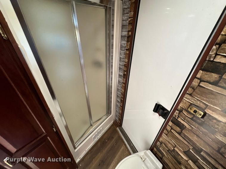 image for item EJ8862 2003 Featherlite  8587 horse trailer