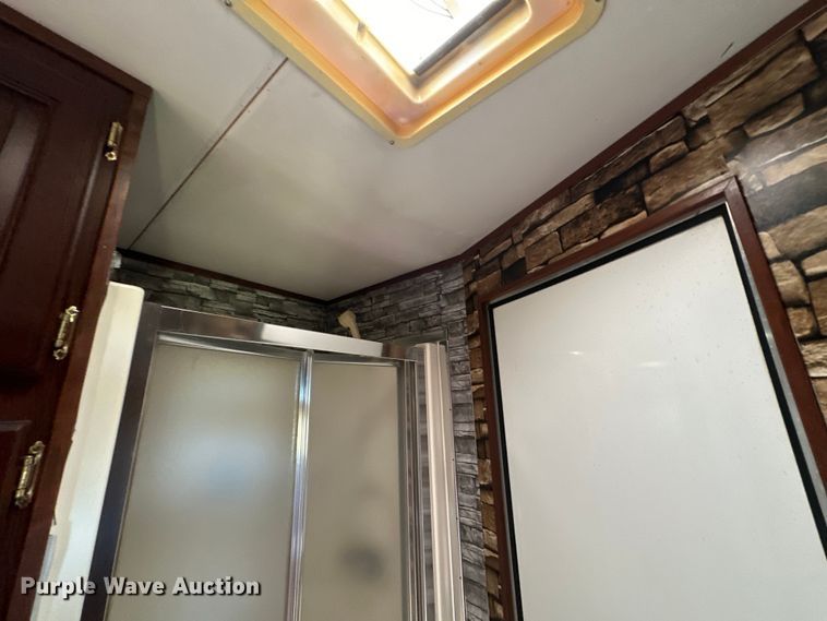 image for item EJ8862 2003 Featherlite  8587 horse trailer