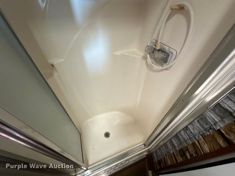 image for item EJ8862 2003 Featherlite  8587 horse trailer