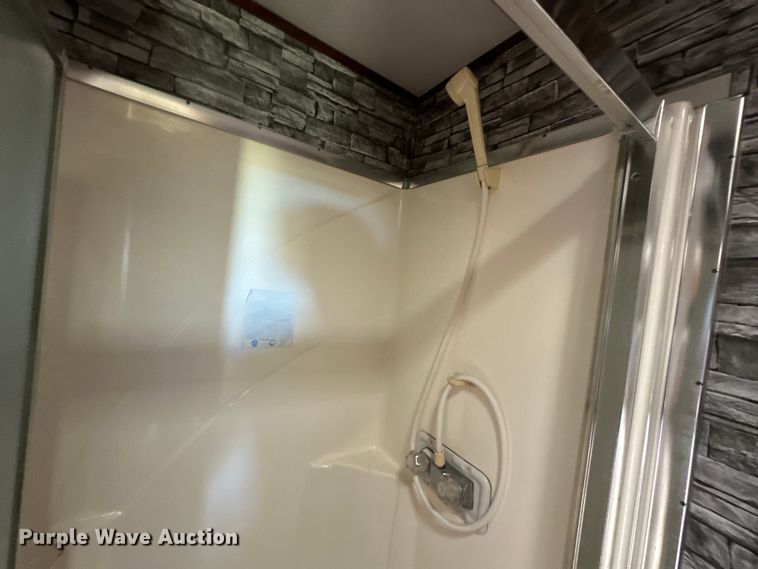 image for item EJ8862 2003 Featherlite  8587 horse trailer