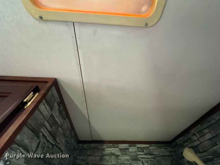 image for item EJ8862 2003 Featherlite  8587 horse trailer