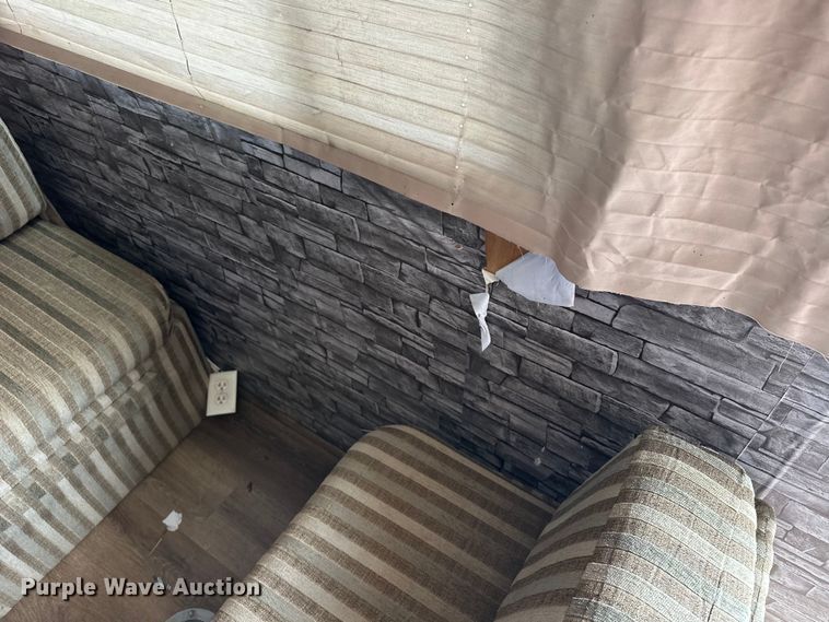 image for item EJ8862 2003 Featherlite  8587 horse trailer