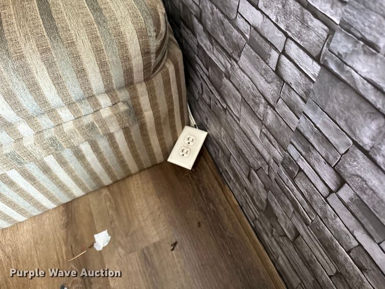 image for item EJ8862 2003 Featherlite  8587 horse trailer