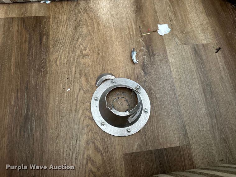 image for item EJ8862 2003 Featherlite  8587 horse trailer