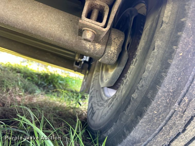 image for item EJ8862 2003 Featherlite  8587 horse trailer