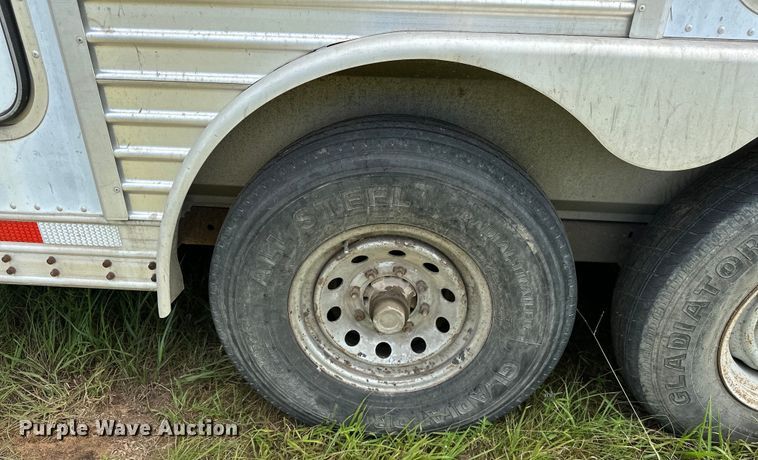 image for item EJ8862 2003 Featherlite  8587 horse trailer