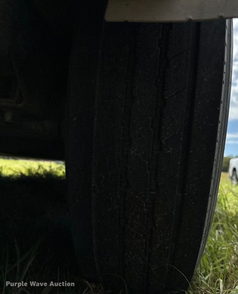 image for item EJ8862 2003 Featherlite  8587 horse trailer