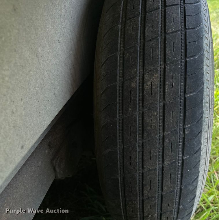 image for item EJ8862 2003 Featherlite  8587 horse trailer