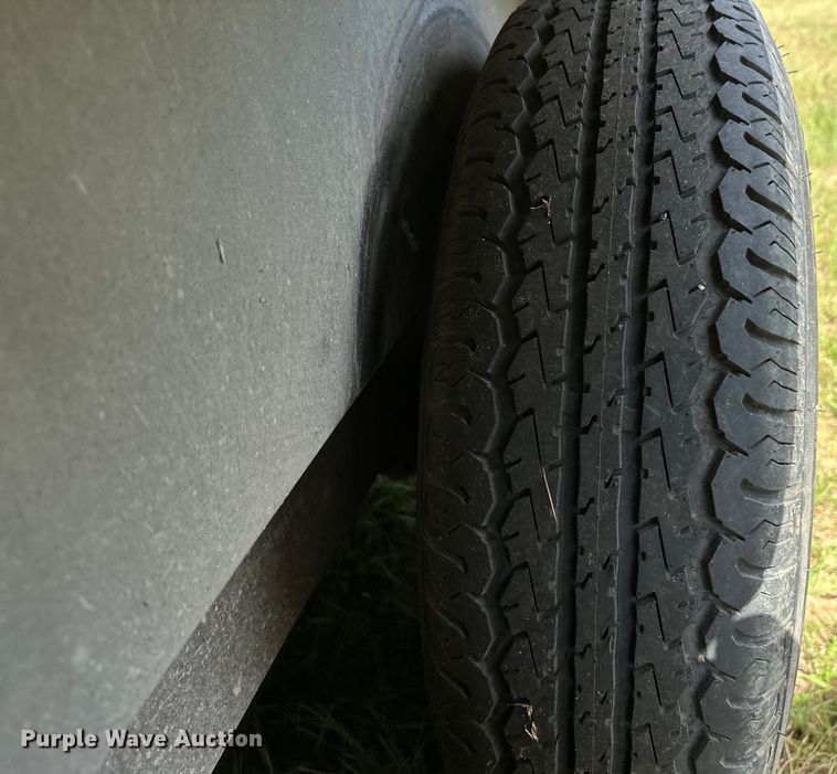 image for item EJ8862 2003 Featherlite  8587 horse trailer