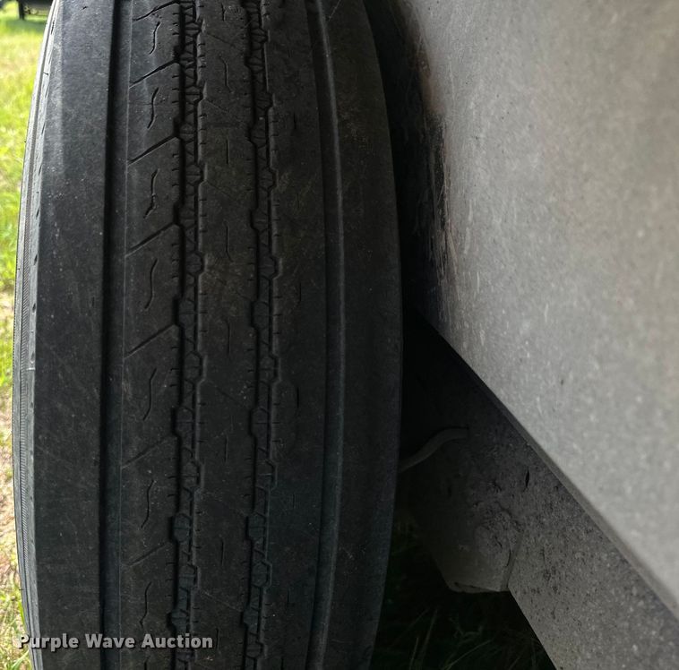 image for item EJ8862 2003 Featherlite  8587 horse trailer