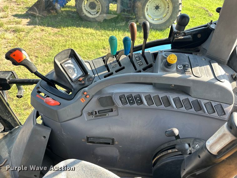 image for item EJ8877 2004 New Holland  TS115A MFWD tractor