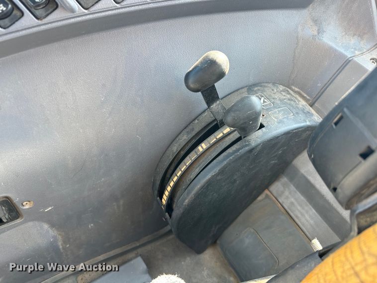 image for item EJ8877 2004 New Holland  TS115A MFWD tractor