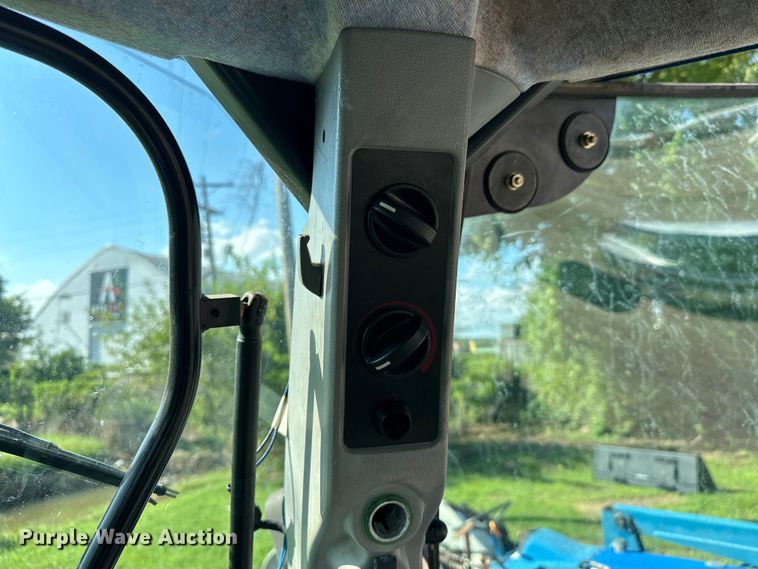 image for item EJ8877 2004 New Holland  TS115A MFWD tractor