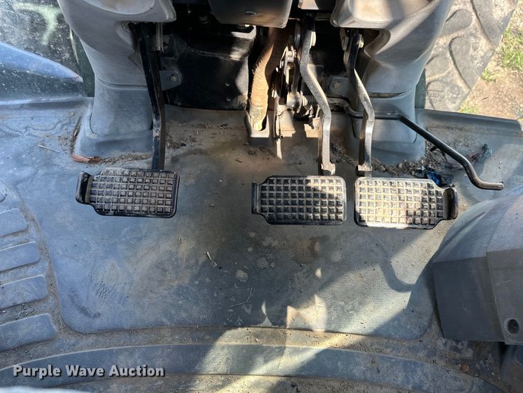 image for item EJ8877 2004 New Holland  TS115A MFWD tractor