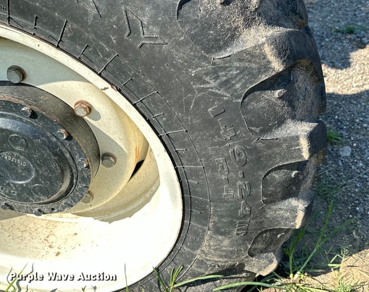 image for item EJ8877 2004 New Holland  TS115A MFWD tractor