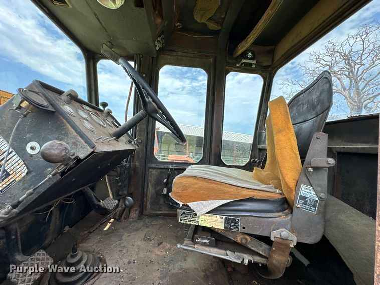 image for item EJ8885 1975 Steiger Bearcat II 4WD tractor