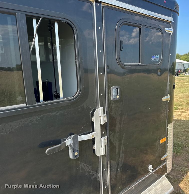 image for item EJ8909 2021 Sundowner  Showman GT livestock trailer