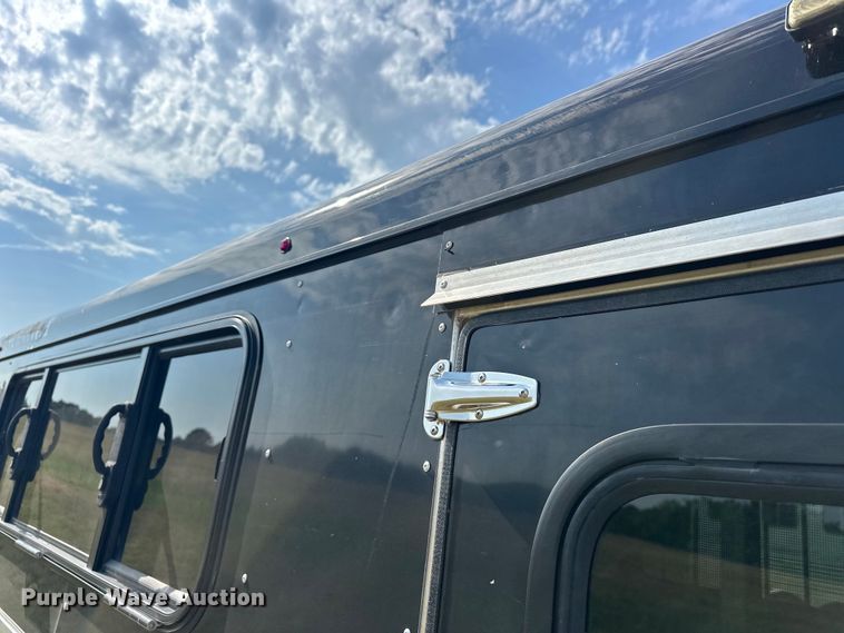 image for item EJ8909 2021 Sundowner  Showman GT livestock trailer