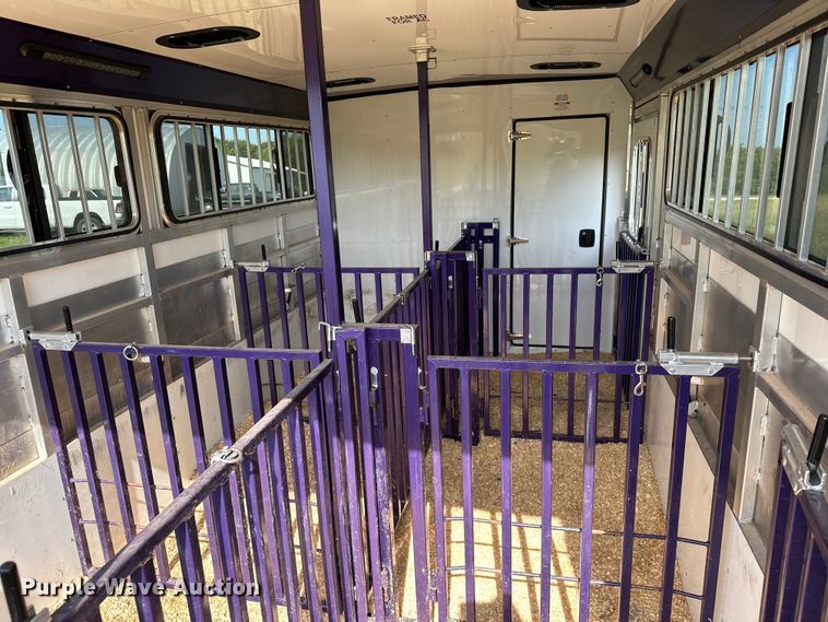 image for item EJ8909 2021 Sundowner  Showman GT livestock trailer