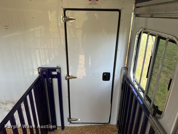 image for item EJ8909 2021 Sundowner  Showman GT livestock trailer