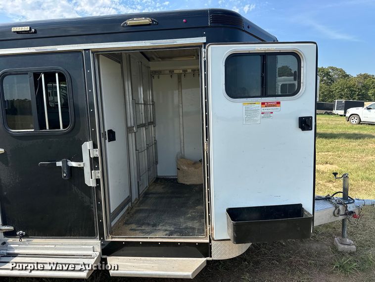 image for item EJ8909 2021 Sundowner  Showman GT livestock trailer