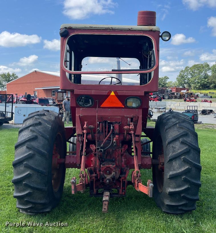 image for item EK8944 1965 International Harvester Farmall 806 tractor