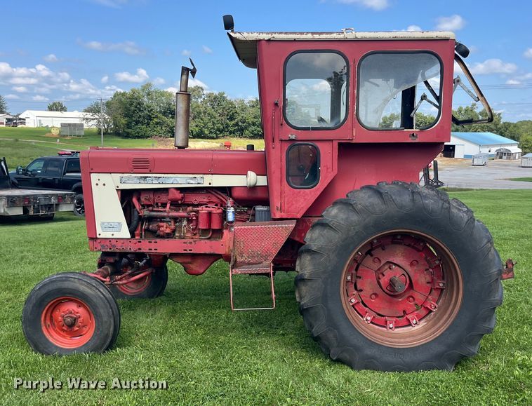 image for item EK8944 1965 International Harvester Farmall 806 tractor