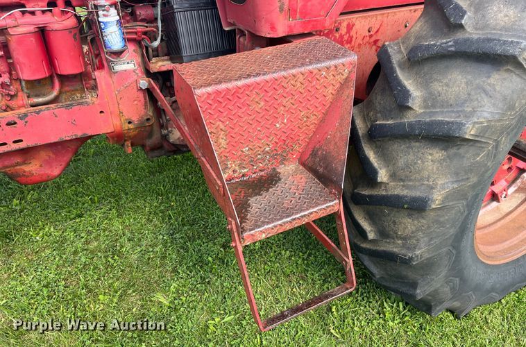 image for item EK8944 1965 International Harvester Farmall 806 tractor