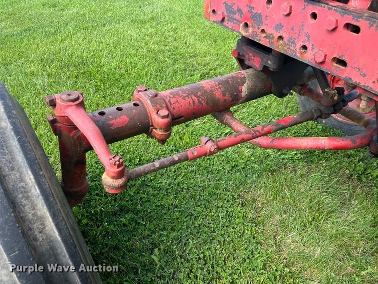 image for item EK8944 1965 International Harvester Farmall 806 tractor