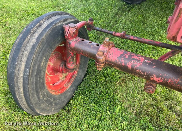 image for item EK8944 1965 International Harvester Farmall 806 tractor